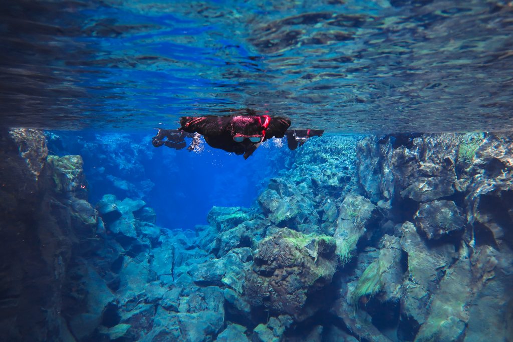 在冰岛浮潜的人在水下