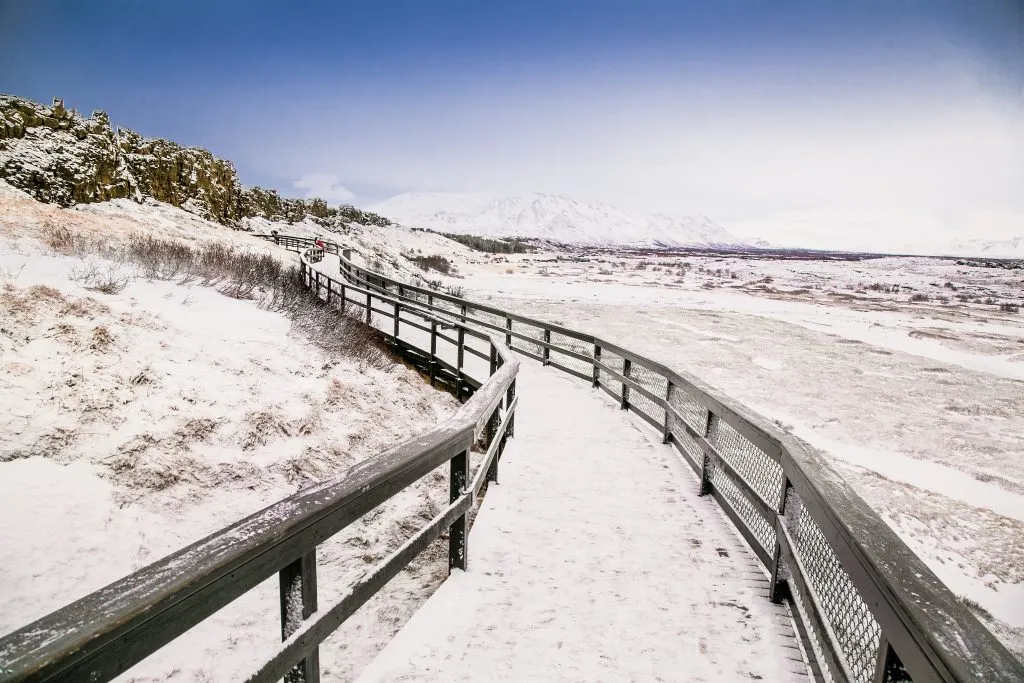 雪覆盖的路径通往雪裂缝在thingvellir国家公园