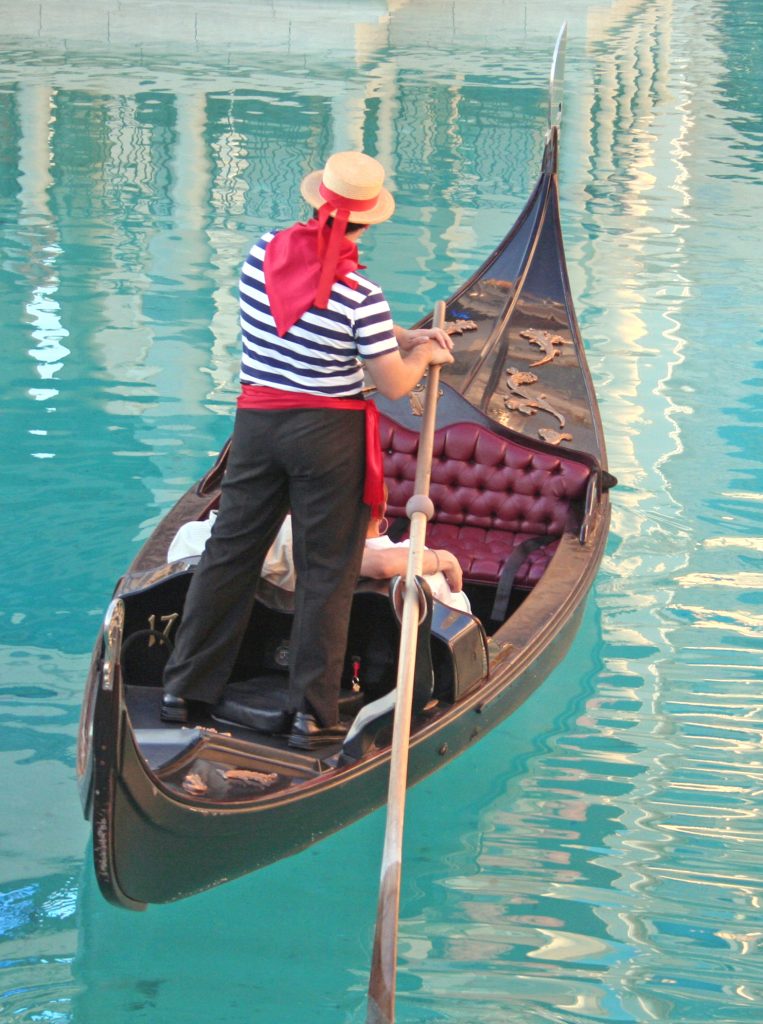 内华达拉斯维加斯威尼斯运河上的贡多拉船夫