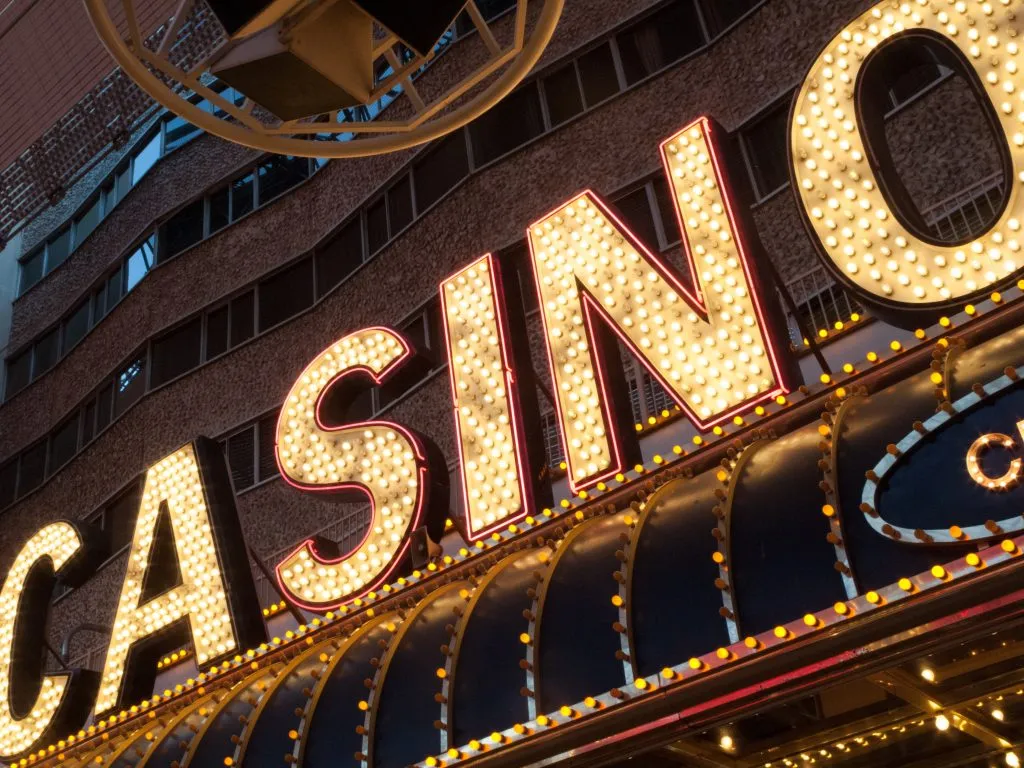 明亮的金色赌场招牌在晚上亮起，这是拉斯维加斯3天行程中的热门景点