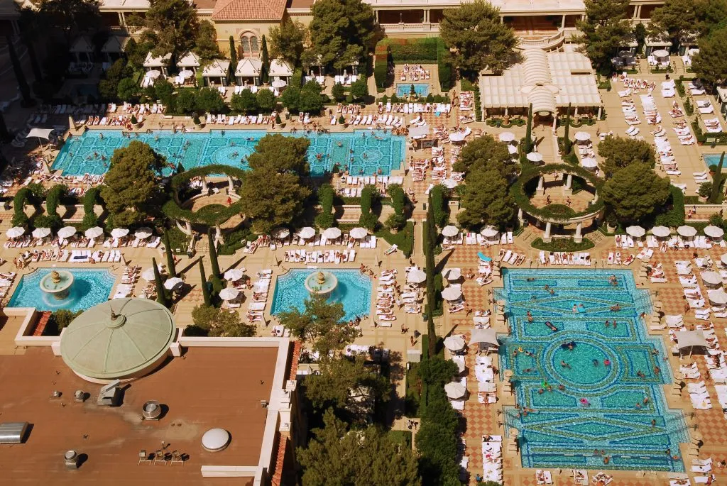 拉斯维加斯百乐宫酒店四个泳池的鸟瞰图