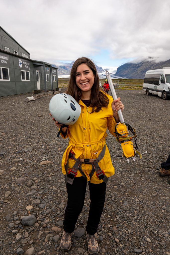 凯特身穿黄色雨衣，搭配冰岛冰川徒步旅行装备