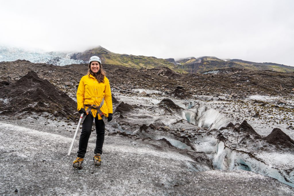 身着黄色夹克的凯特·斯道姆在冰岛vatnajokull冰川远足