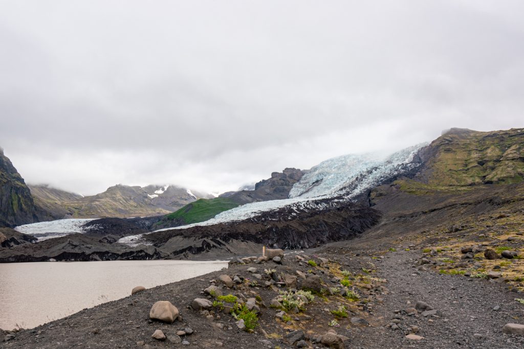 从土路接近冰川，这是冰岛冰川徒步不可避免的一部分