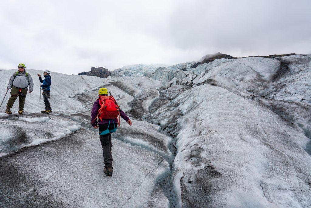 冰岛冰川旅行团在冰上行走