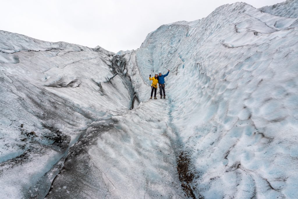 凯特和杰里米在冰川上徒步旅行，这是去冰岛最好的事情之一