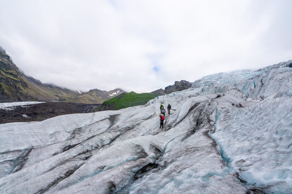 远处的冰岛冰川旅行团在vatnajokull登山时看到的景象