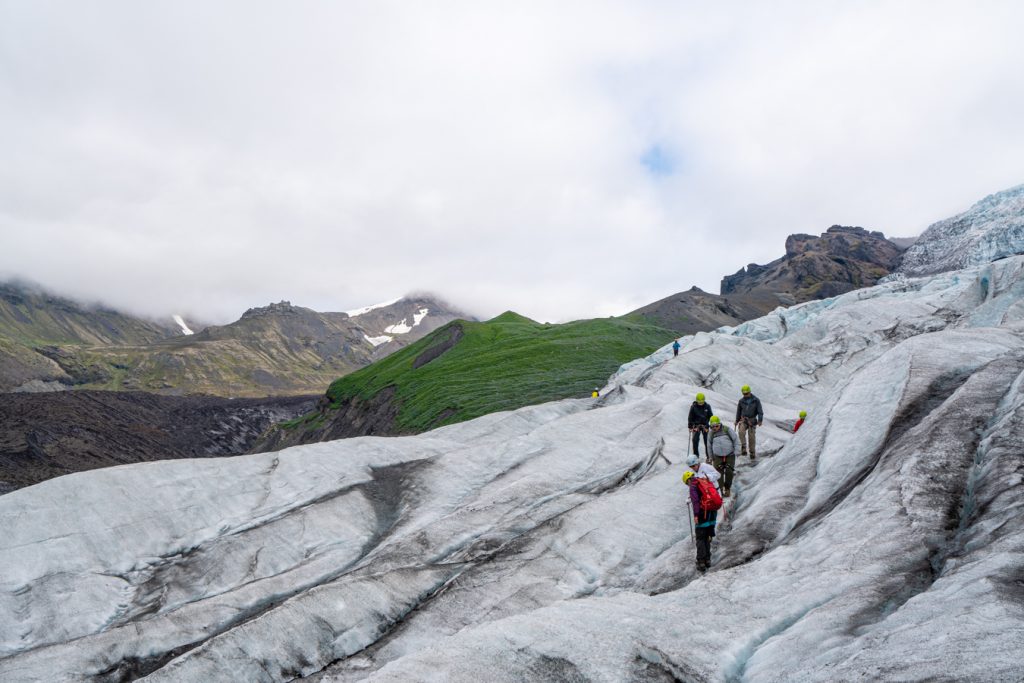 冰岛冰川旅行团在冰上徒步
