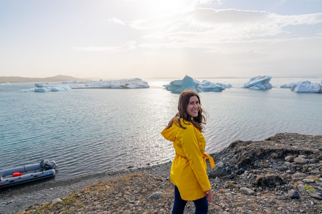 身着黄色夹克的凯特在冰岛的jokusarlon泻湖