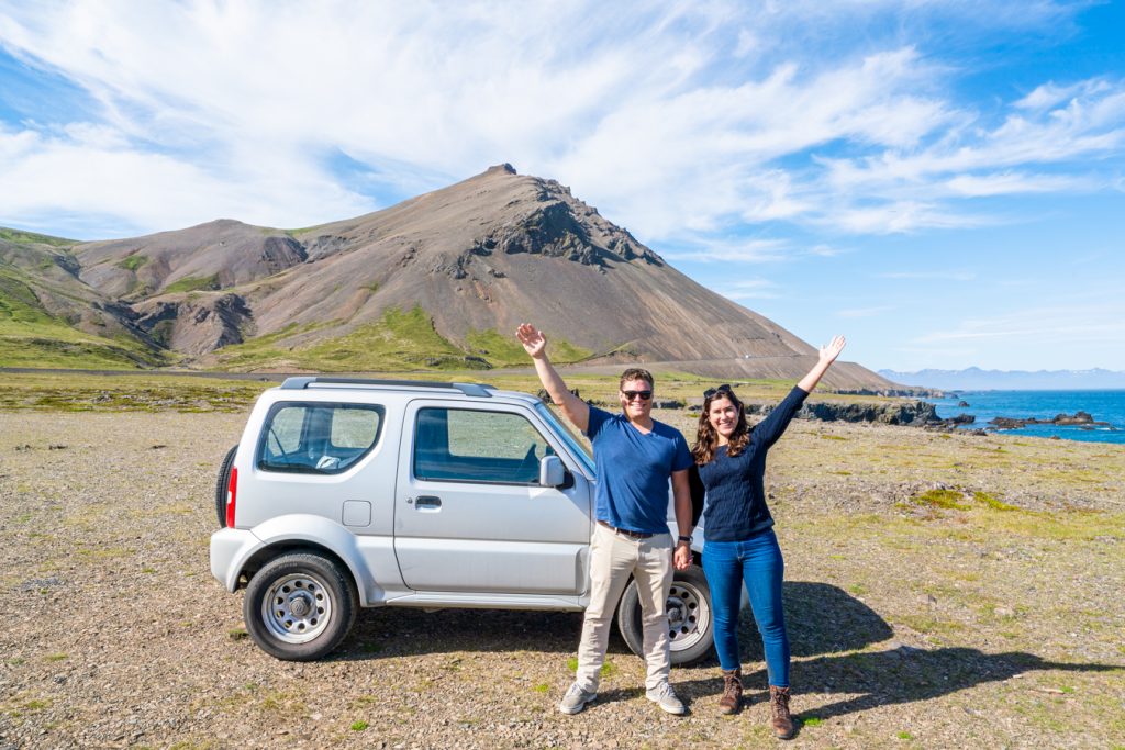 凯特·斯托姆和杰里米·斯托姆在租来的冰岛环岛公路前摆姿势旅行