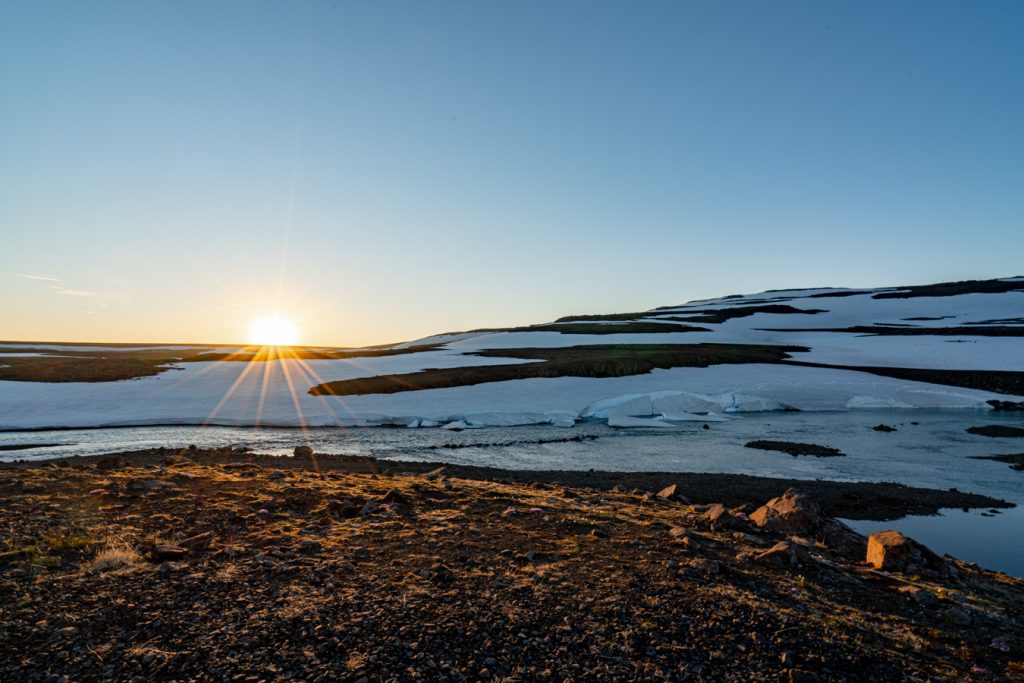 东峡湾冰岛环路结冰湖面上的日落