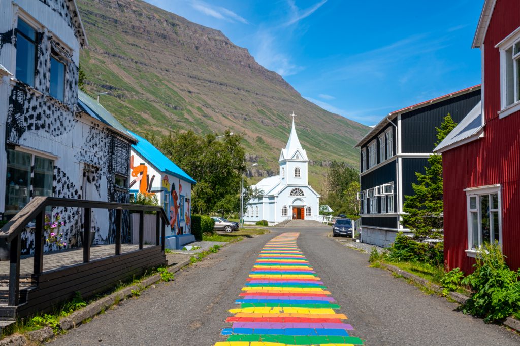 通往塞迪斯峡湾杜尔教堂的彩虹之路，计划去冰岛旅行