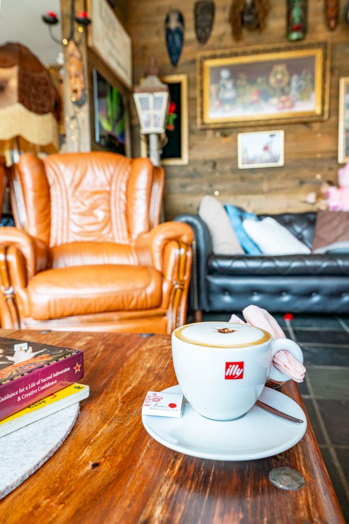 舒适的咖啡馆在冰岛配有皮椅，非常适合阅读冰岛书籍