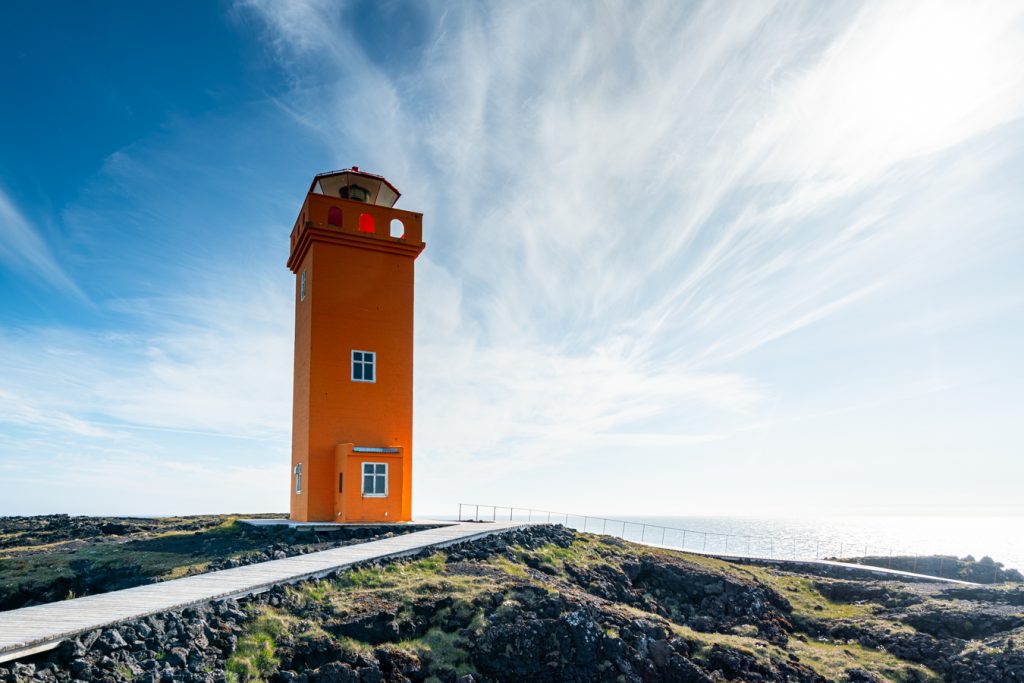 冰岛半岛的黄色灯塔，天空多云