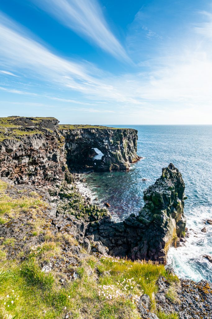 snaefellsness半岛上戏剧性的海崖，是冰岛自驾游行程中最好的一站