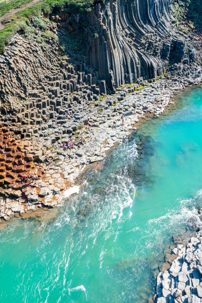 从上面看冰岛stuthlagil峡谷明亮的蓝绿色水