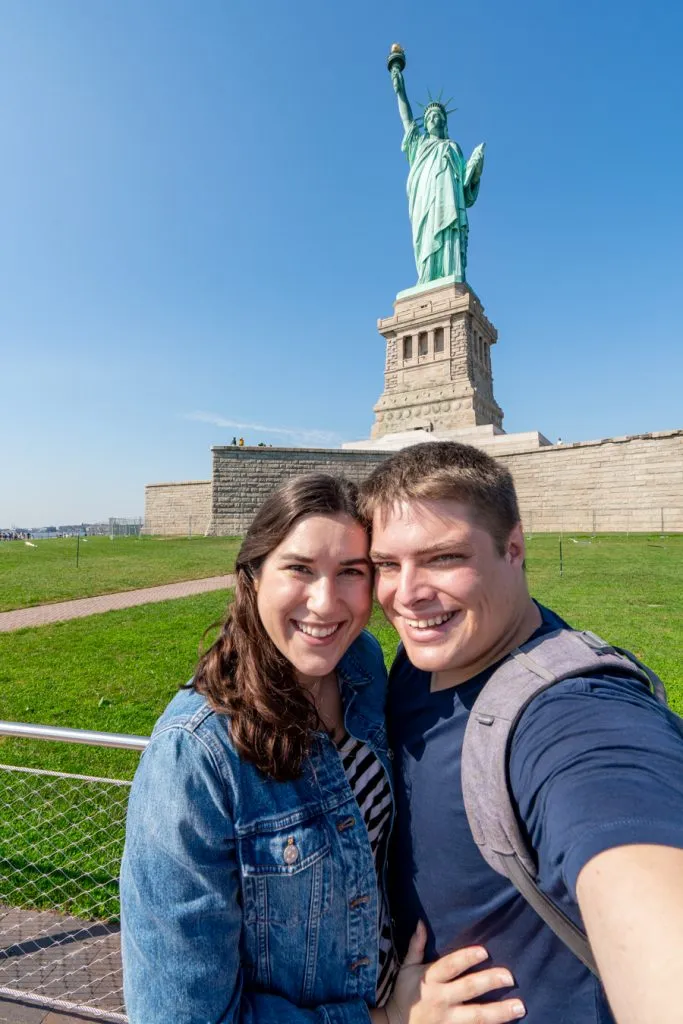 凯特·斯道姆和杰里米·斯道姆在纽约自由女神像旁自拍