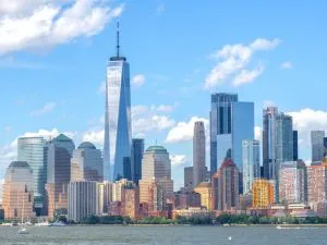 从纽约港渡轮俯瞰纽约市金融区，这是在纽约市金融区最好的选择之一