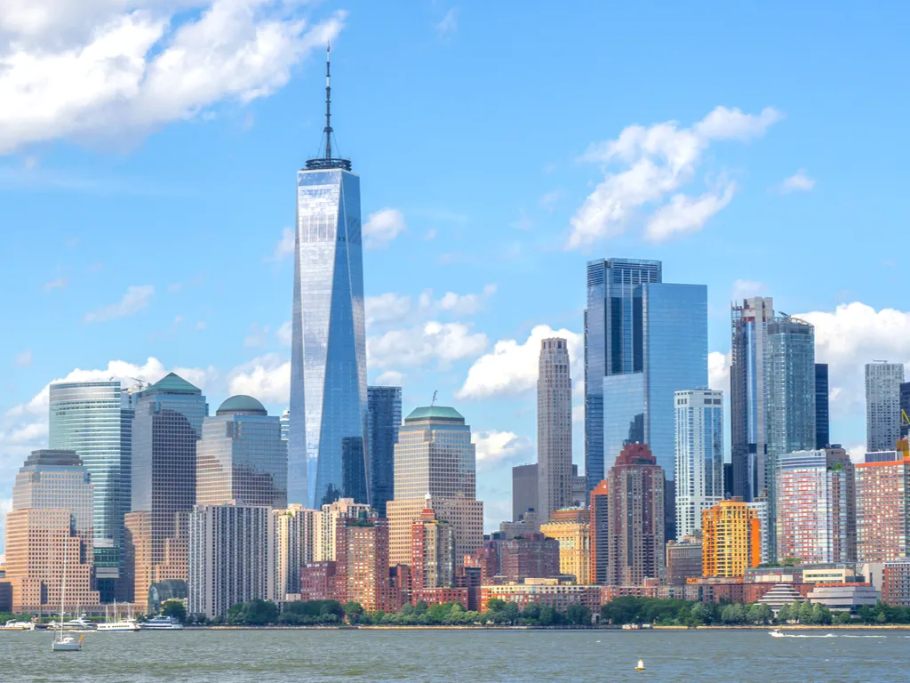 从纽约港渡轮上俯瞰纽约市金融区，在纽约市金融区最好的事情之一
