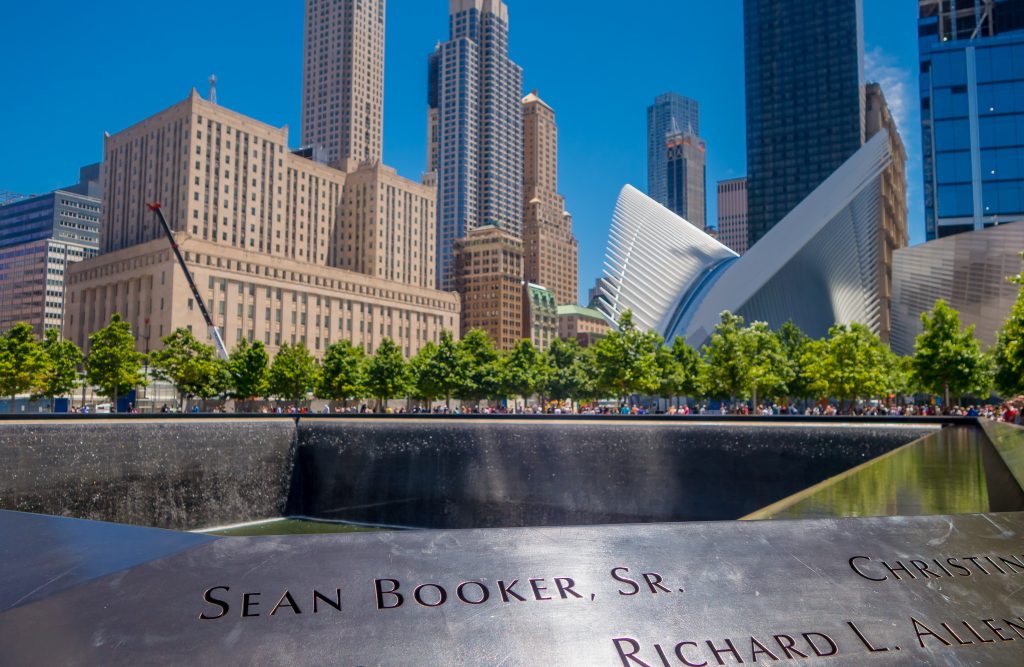 在纽约市金融区的9/11纪念碑，前景中的游泳池和背景中的oculus