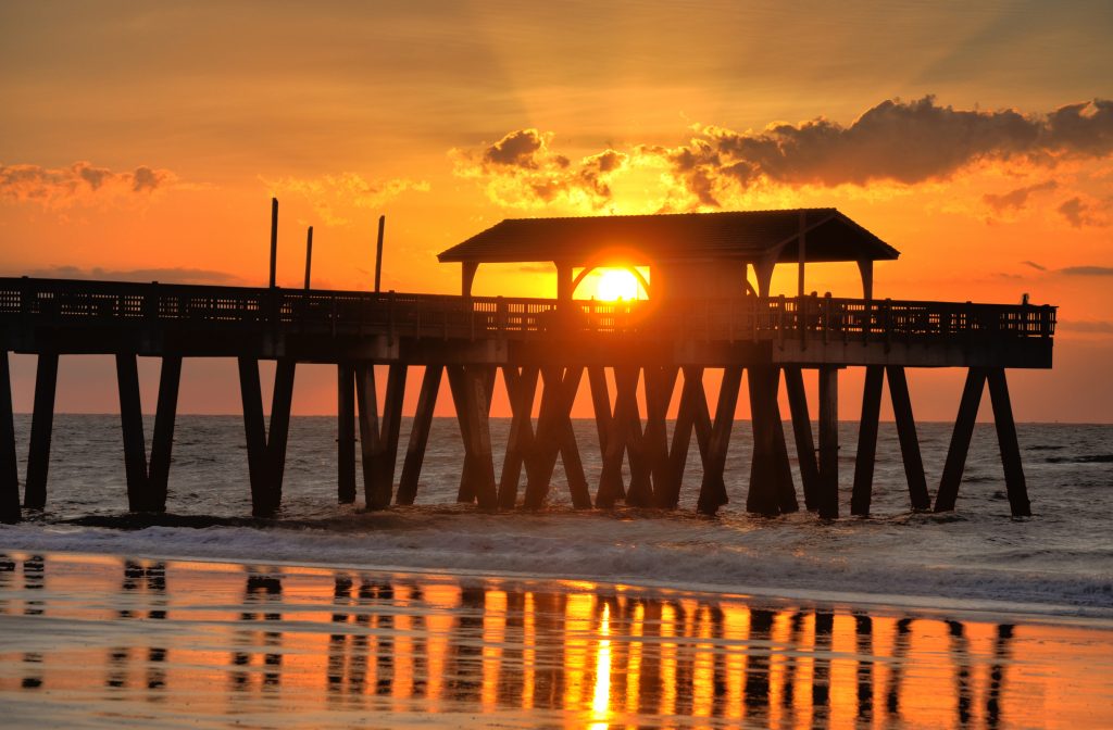 萨凡纳海滩泰比码头的明亮橙色日落