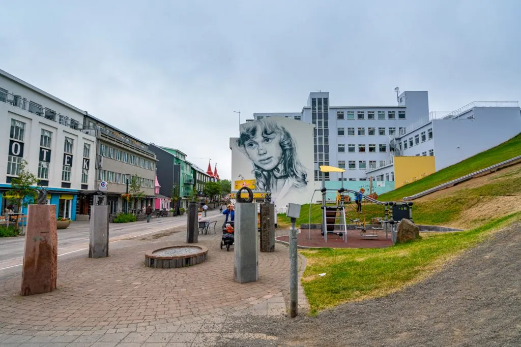 市中心akureyri与大壁画在前景