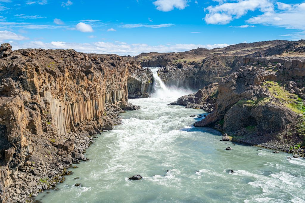 从左边看到的Aldeyjarfoss瀑布，是阅读以冰岛为背景的书籍的好地方