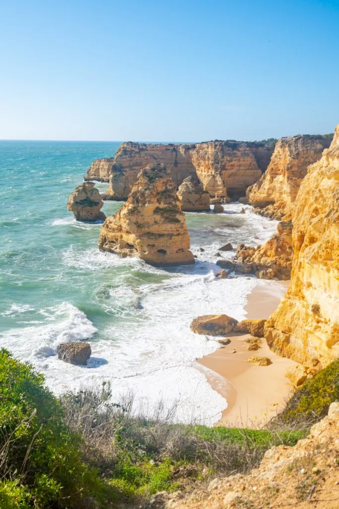从上方俯瞰，葡萄牙阿尔加维最美丽的海滩之一