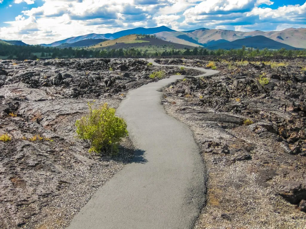 蜿蜒穿过月球国家纪念碑的火山景观环形山的道路