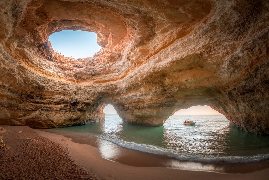 葡萄牙阿尔加维的贝纳吉尔洞穴，小船从水中进入