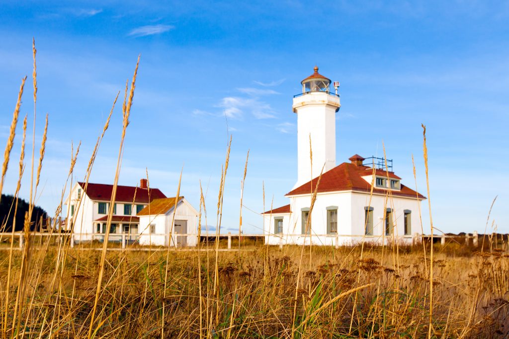 历史悠久的白色灯塔在汤森港，一个最好的不走寻常路美国度假目的地