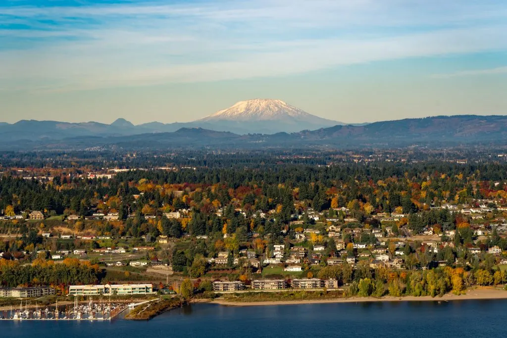 温哥华华盛顿的鸟瞰图，以山为背景