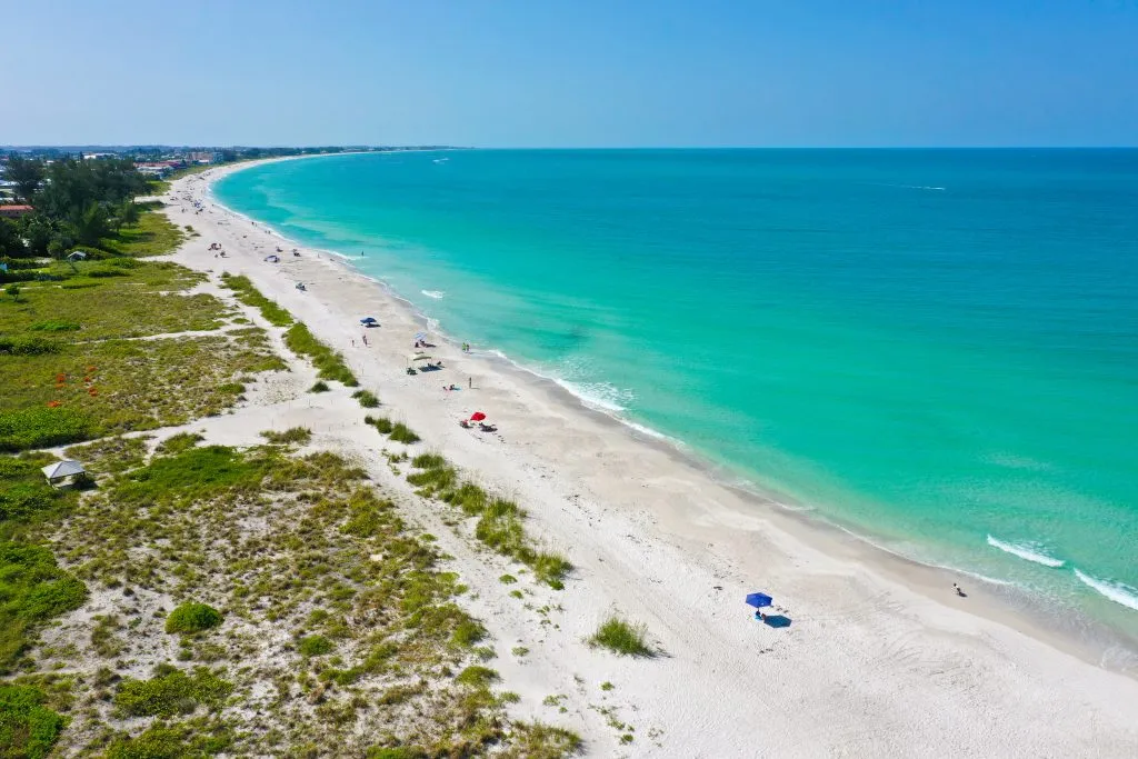 佛罗里达州安娜玛利亚岛清澈的海滩水，这是美国最好的隐藏宝石之一
