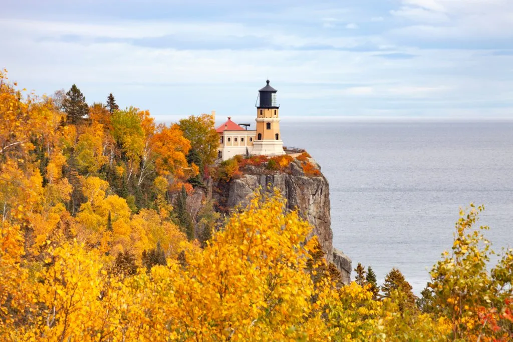 秋天明尼苏达州北岸的灯塔，是美国最好的秘密度假胜地之一