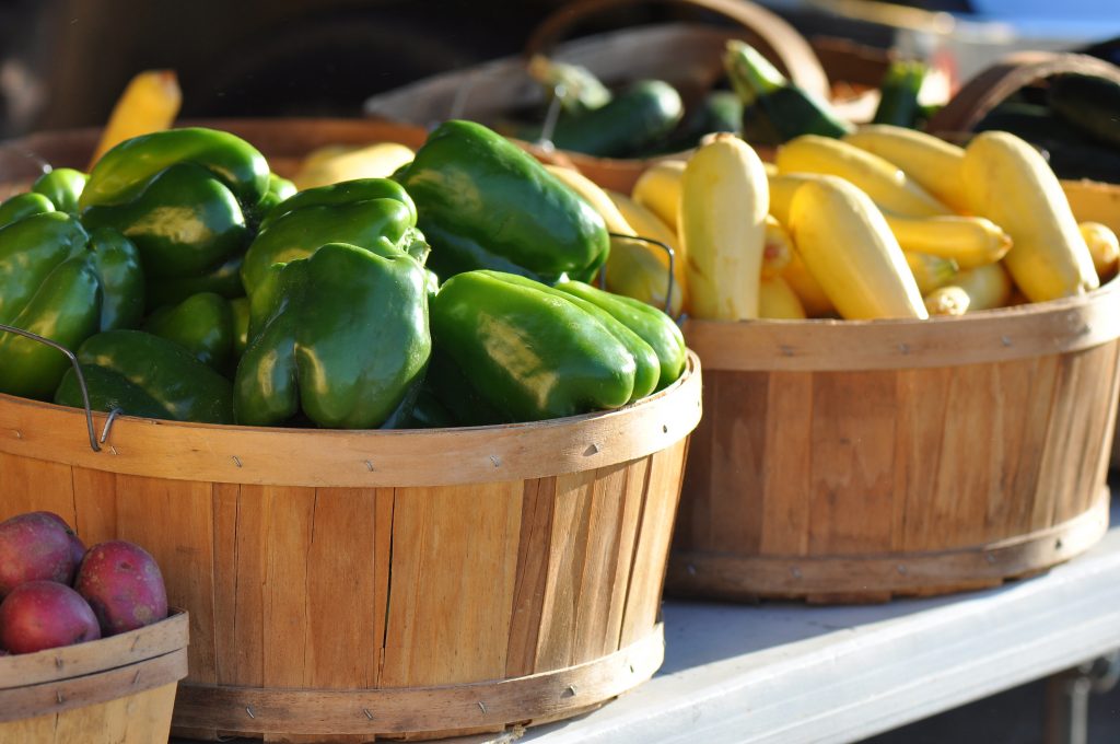 农贸市场上，一堆堆装在木篮子里出售的蔬菜
