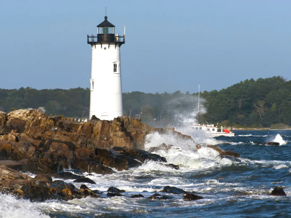 新罕布什尔州朴茨茅斯的灯塔，海浪拍打着岩石