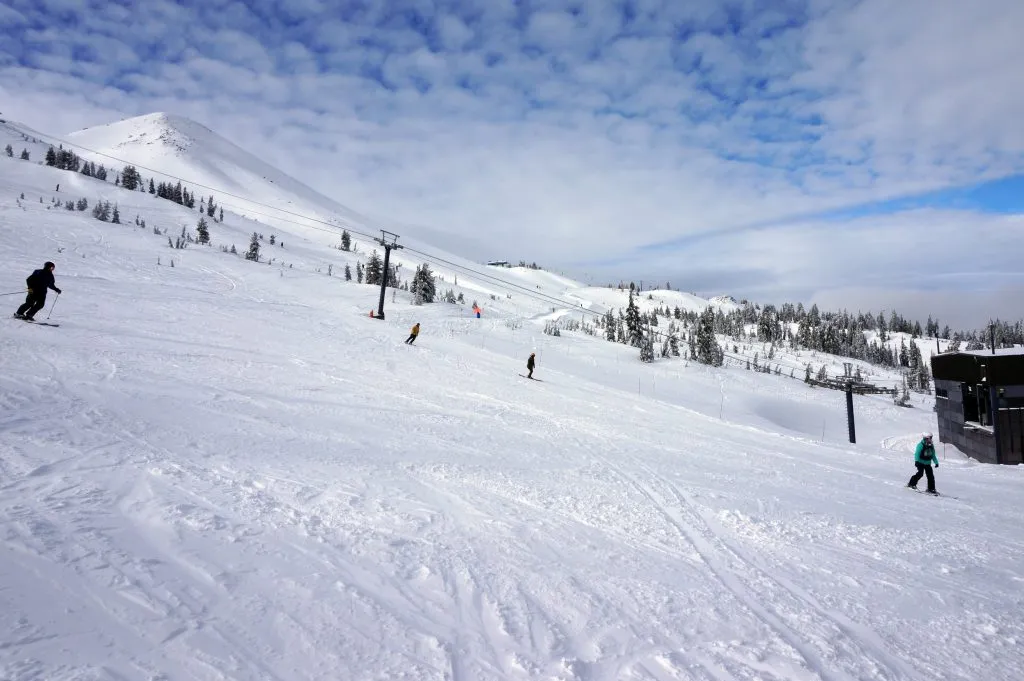 人们在俄勒冈单身汉山上滑雪