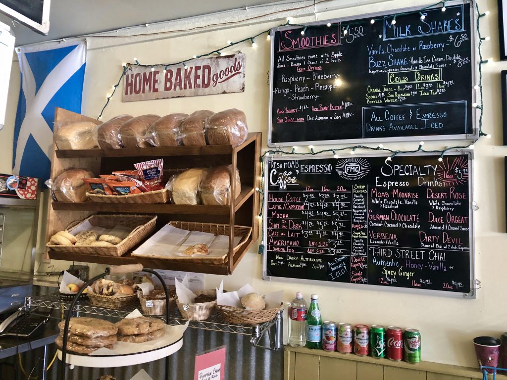 犹他州摩押红石面包店里出售的一排排面包