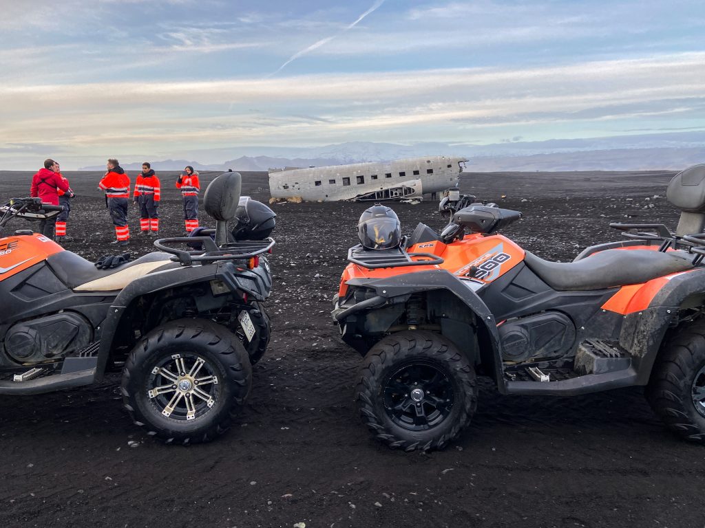 两辆全地形车停在冰岛海滩前，飞机坠毁活动