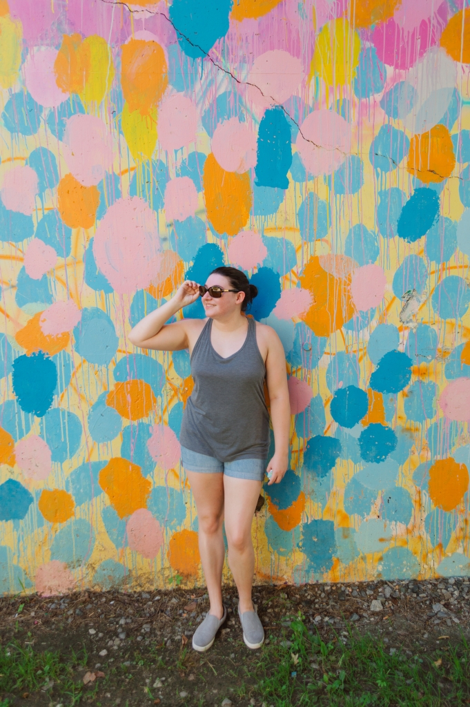 亚特兰大的夏天，Alanna Koritzke站在环线壁画前