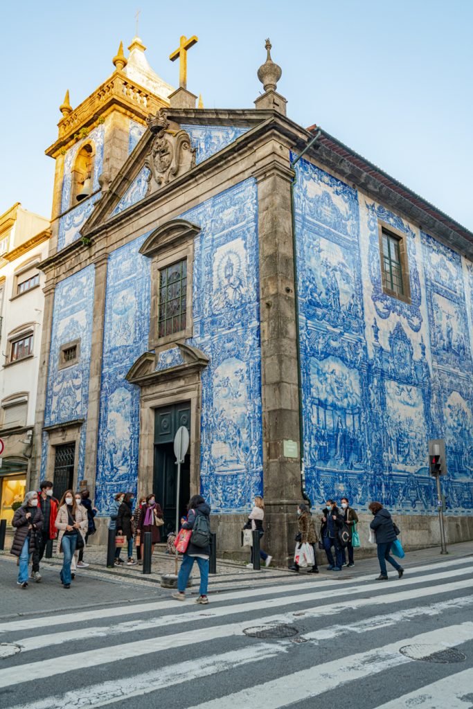 从角落里看灵魂教堂的外观，这是在葡萄牙波尔图最好的事情之一