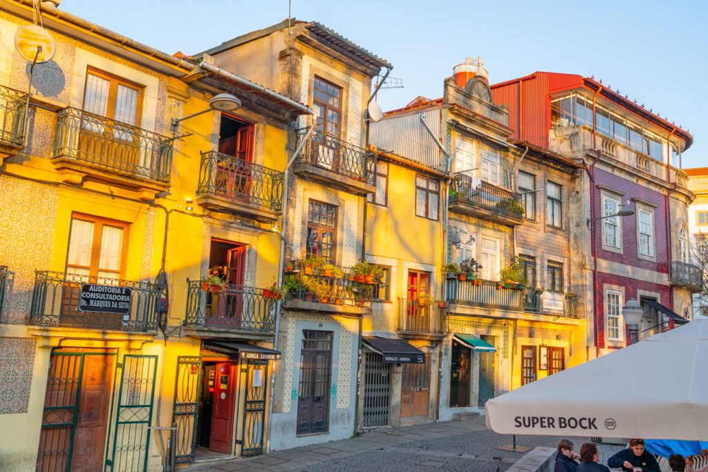 在夕阳的照耀下，葡萄牙波尔图五颜六色的建筑