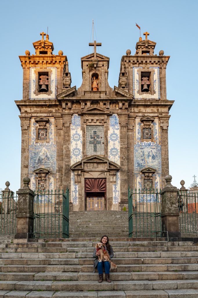 在前往葡萄牙波尔图的行程中，凯特·斯托姆和ranger斯托姆坐在igrejo de santo ildefonso前的台阶上