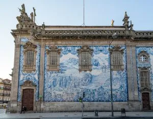 葡萄牙波尔图的Igreja do carmo azulejo墙，里斯本或波尔图辩论包括更多的azulejo在波尔图