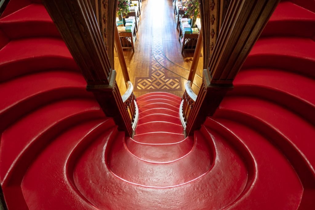 近距离的红色楼梯livraria莱罗葡萄牙波尔图
