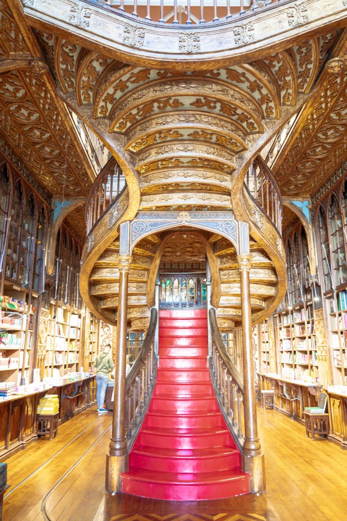 红色楼梯livraria lello著名书店波尔图葡萄牙