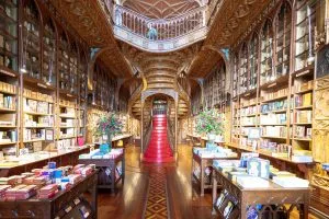 波尔图Livraria lello葡萄牙著名书店，中心有红色楼梯