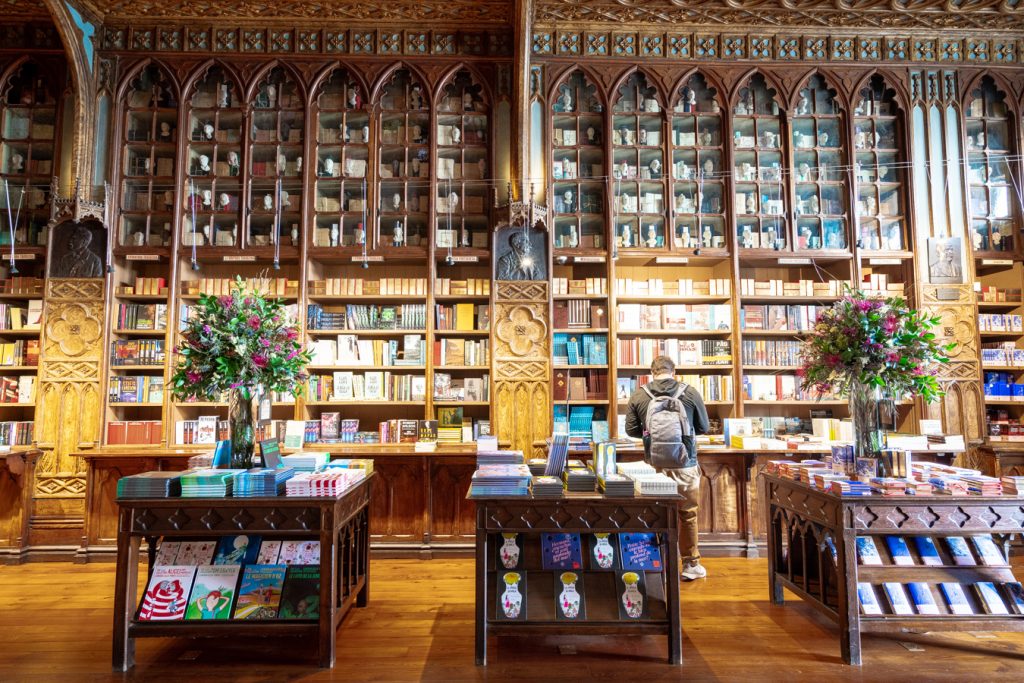 在著名的葡萄牙波尔图书店，楼下的书架和桌子