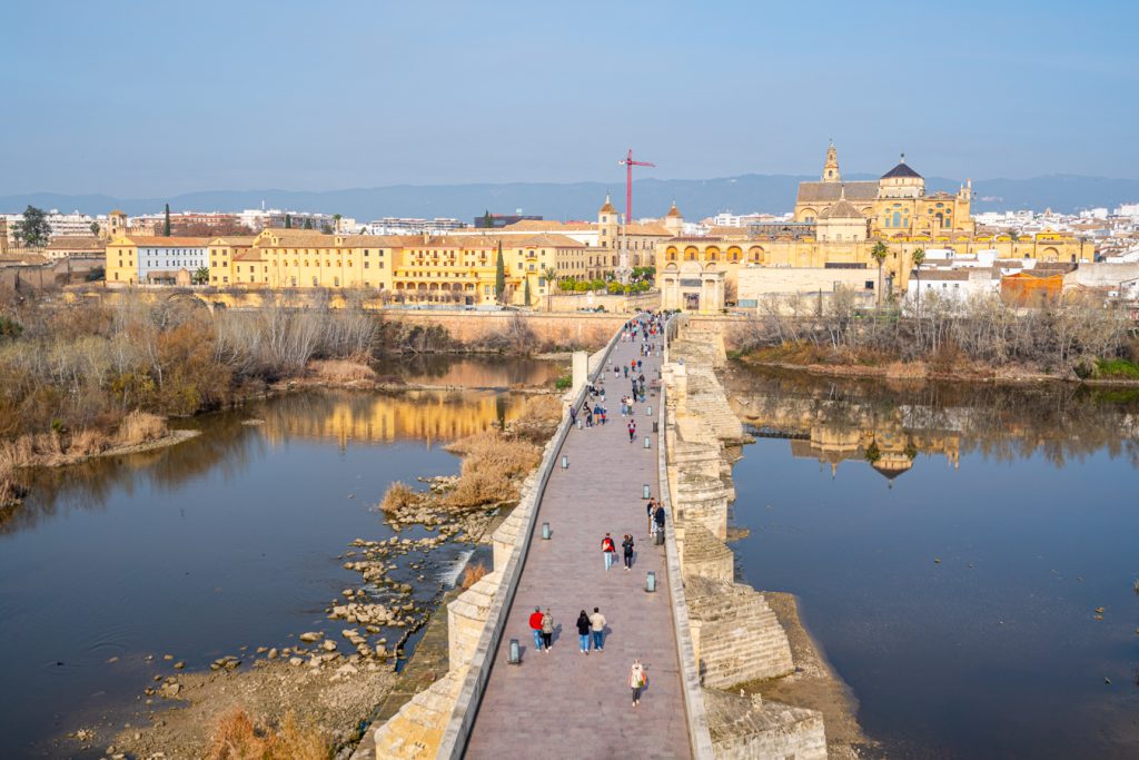 从calahorra塔看西班牙科尔多瓦和罗马桥，这是在西班牙科尔多瓦最好的事情之一