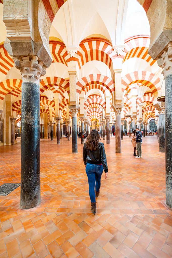 凯特在西班牙科尔多瓦最著名的景点科尔多瓦清真寺教堂拱门下风暴